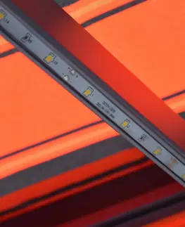 Záhradné markízy Ručne zaťahovacia markíza s LED svetlom 300x250 cm Dekorhome Hnedá / oranžová
