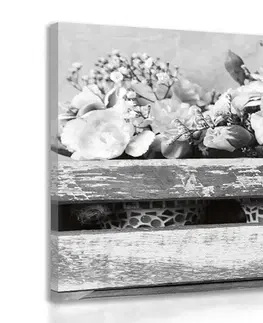 Čiernobiele obrazy Obraz čiernobiele kvety v bedničke bez srdiečka