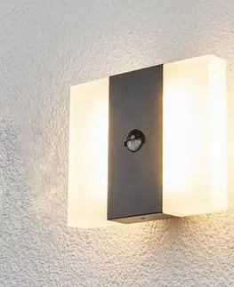 Vonkajšie nástenné svietidlá so senzorom Lindby Vonkajšie nástenné LED svietidlo Kumi