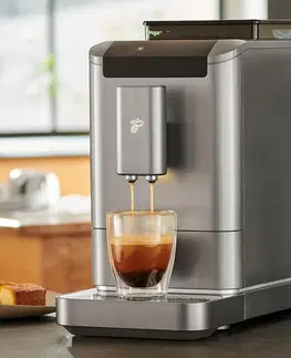 Coffee Makers & Espresso Machines Plnoautomatický kávovar Tchibo „Esperto2 Caffè“, titánový strieborný