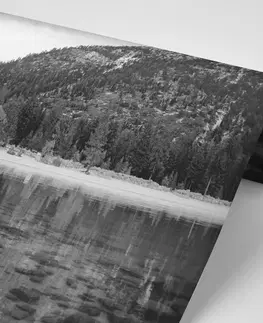 Čiernobiele tapety Fototapeta čiernobiele jazero obklopené prírodou