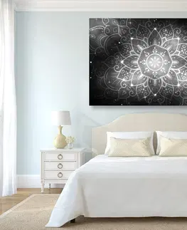 Čiernobiele obrazy Obraz Mandala s galaktickým pozadím v čiernobielom prevedení