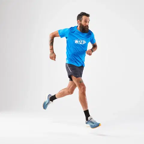 bežecké oblečenie Pánske trailové tričko s krátkym rukávom modré s grafickými motívmi