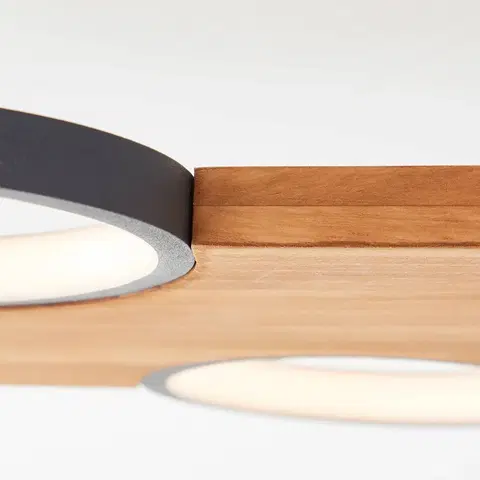 Stropné svietidlá Brilliant Stropné LED svetlo Cheesy z dreva, 4-plameňové