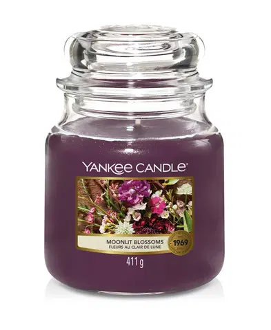Vonné sviečky a svietniky Vonná sviečka Yankee Candle stredná Moonlit blossoms