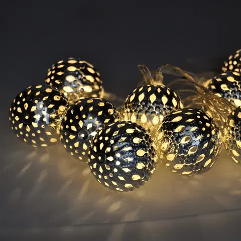 Vianočné dekorácie Solight Svetelná LED reťaz s 10 striebornými guľami, 1 m, studená biela