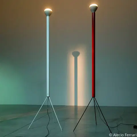 Stojacie lampy FLOS Stojacia lampa FLOS Luminator, halogénová, červená
