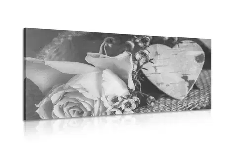 Čiernobiele obrazy Obraz ruža a srdiečko vo vintage čiernobielom prevedení