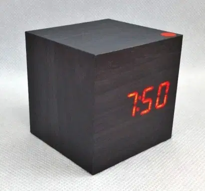 Digitálne budíky Čierny LED budík kocka s dátumom EuB 8467, 6 cm