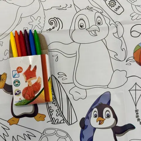 Kreatívne a výtvarné hračky FAR FAR LAND - Vyfarbovací obrus s pastelkami - Tučniaci