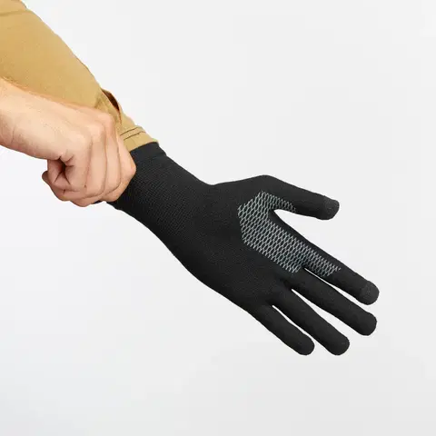 kemping Bezšvové spodné rukavice na horskú turistiku MT500 čierne