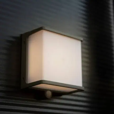 Solarné lampy na stenu LUTEC LED solárne nástenné svietidlo Doblo so senzorom, šírka 15 cm