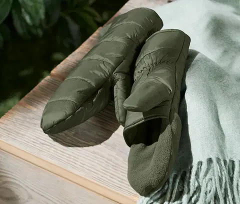 Gloves & Mittens Prešívané palčiaky s príklopkou