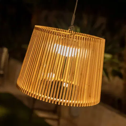 Vonkajšie závesné svietidlá Newgarden Newgarden Okinawa LED svietidlo na batérie bambus
