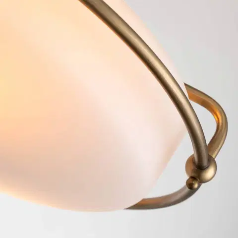 Stropné svietidlá QUOIZEL Stropné svietidlo Griffin F, Ø 42 cm, tienidlo z opálového skla, mosadz